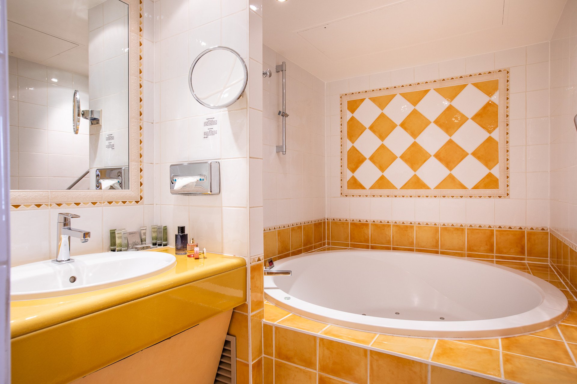 Villa Beaumarchais - Suite - Bathroom - Jacuzzi